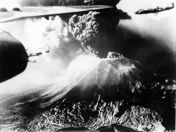 Foto aerea dell'eruzione del Vesuvio del 1944