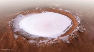 Un cratere pieno di ghiaccio, però di anidride carbonica. Credit: ESA
