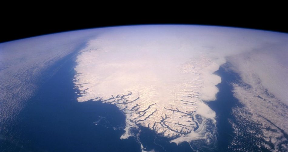 La calotta glaciale della Groenlandia contiene circa 2,9 milioni di km 3 di ghiaccio che innalzerebbero il livello del mare di circa 7,3 m se dovesse sciogliersi completamente