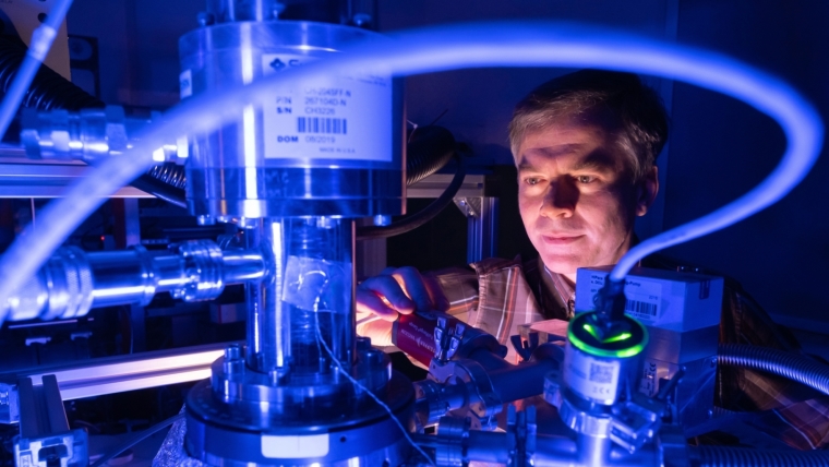 Il dottor Serge Krasnokutski studia la formazione di biomolecole a bassa temperatura nel vuoto. Immagine: Jens Meyer (Università di Jena)