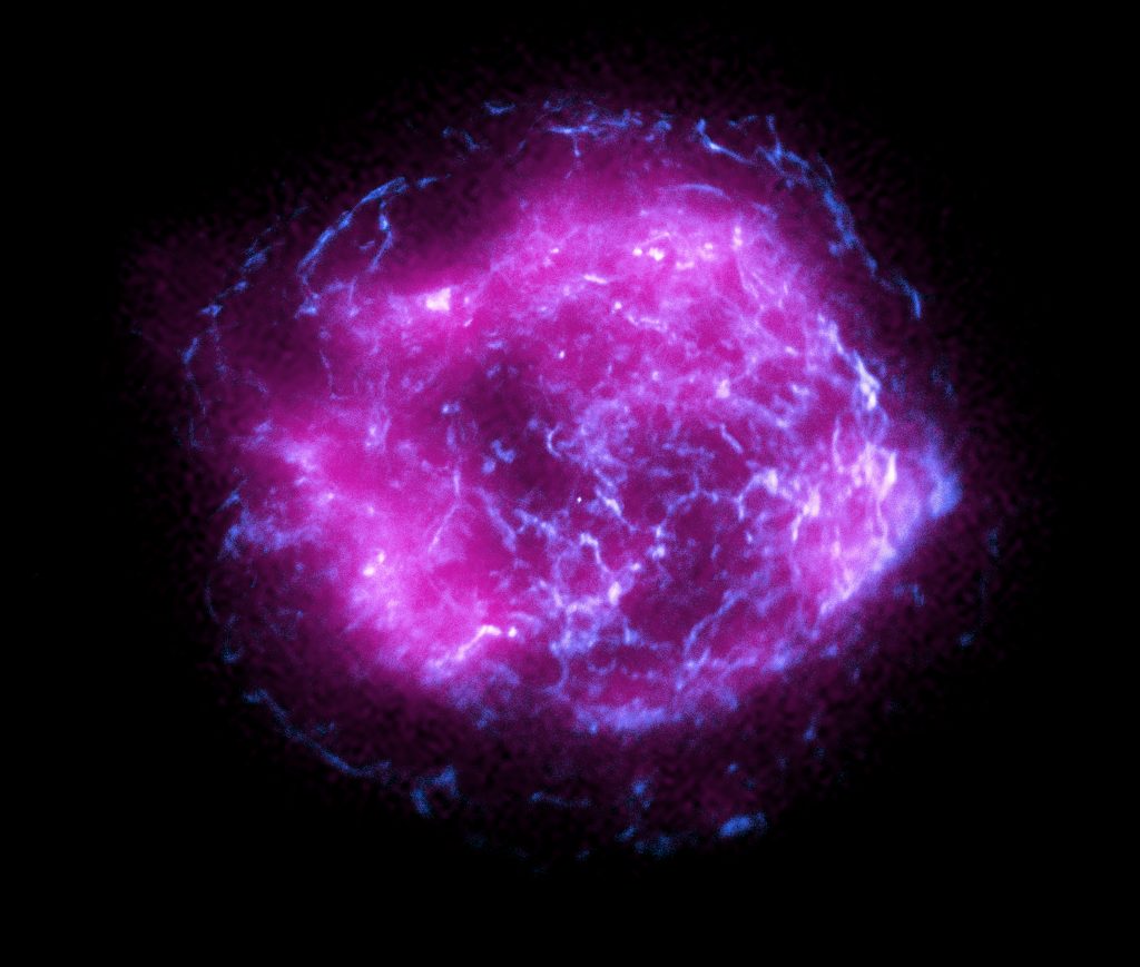 Questa immagine della supernova Cassiopea A combina alcuni dei primi dati a raggi X raccolti dall'Imaging X-ray Polarimetry Explorer della NASA, mostrati in magenta, con i dati a raggi X ad alta energia dal Chandra X-Ray Observatory della NASA, in blu.