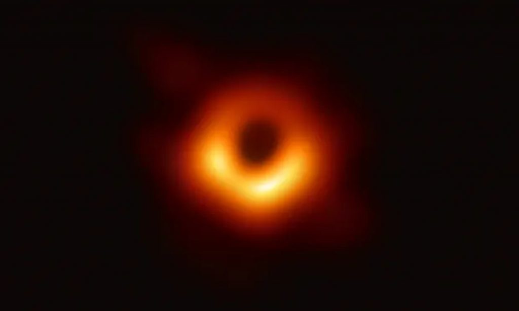 La prima foto del buco nero supermassiccio al centro della galassia M87