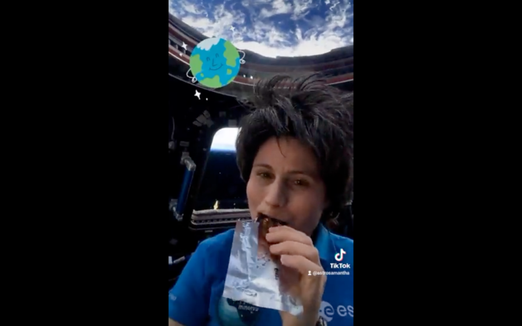 Samantha Cristoforetti mangia insetti nello spazio e scoppia la