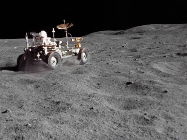 Apollo 16, l’astronauta sul rover “sfreccia” sulla Luna: il video in 4K