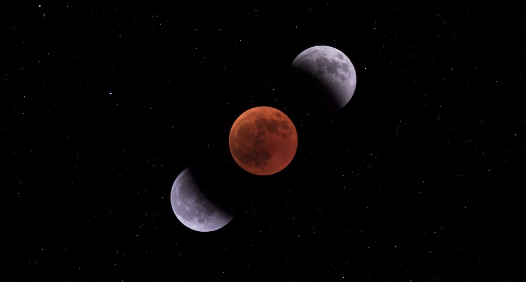 Fasi dell'eclissi con il culmine nella totalità (al centro)