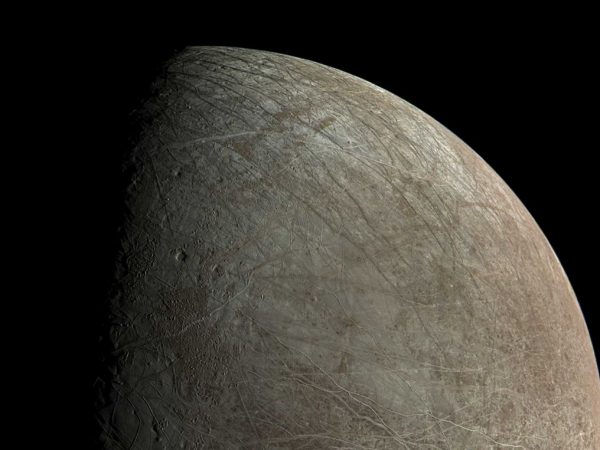 La sonda Juno ha misurato lo spessore del guscio di ghiaccio di Europa