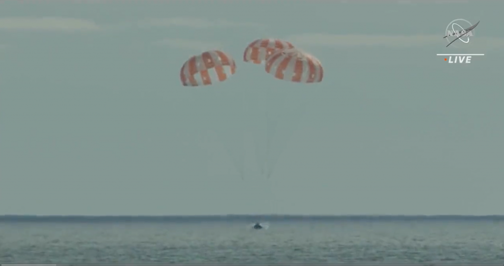 Il momento dello splashdown di Orion