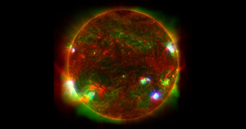 Le lunghezze d'onda della luce provenienti da tre osservatori spaziali sono sovrapposte per fornire una visione unica del Sole nell'immagine a sinistra. La luce a raggi X ad alta energia rilevata da uno di quegli osservatori, il NuSTAR della NASA, è vista isolata a destra; è stata aggiunta una griglia per indicare la superficie del Sole
