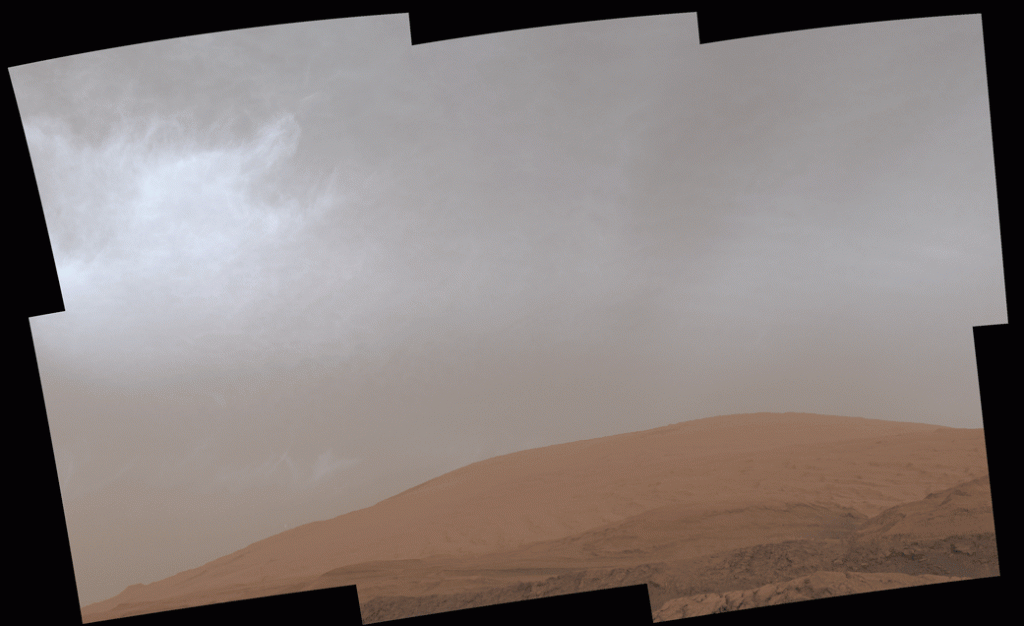Questa GIF mostra le nuvole che si spostano sul Monte Sharp su Marte, viste dal rover Curiosity della NASA il 19 marzo 2021, il 3.063° giorno marziano, o sol, della missione. Ogni fotogramma della scena è stato cucito insieme da sei singole immagini.