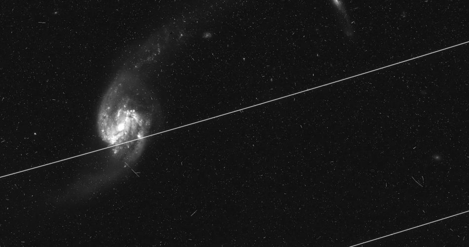 Una galassia osservata dal telescopio spaziale Hubble della NASA/ESA è stata rovinata dalla scia di un satellite artificiale. Crediti: NASA/ESA/Kruk et al. 2023.