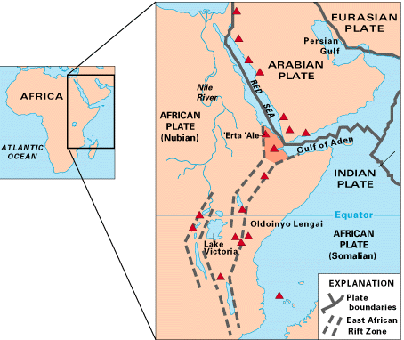 Mappa dell’Africa orientale che mostra alcuni dei vulcani storicamente attivi (triangoli rossi), nonché le due parti della placca africana (il nubiano e il somalo) che si dividono lungo la zona del Rift dell’Africa orientale