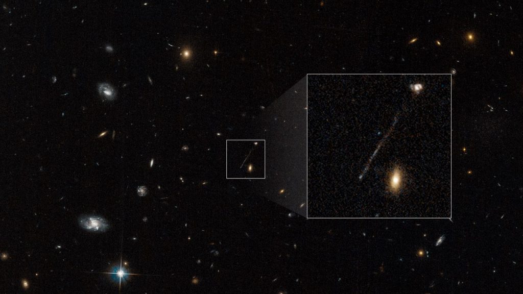 L'immagine della scia creata dal buco nero ripresa da Hubble