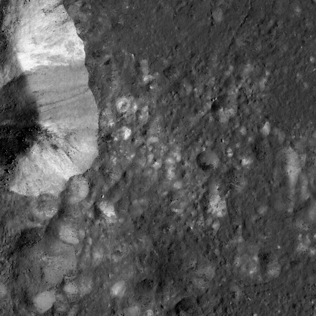 In questa immagine, l'ombra proiettata dal picco centrale di Aristarco proviene dal bagliore terrestre che risultava dal fatto che la Terra si trovava a 35 gradi sopra l'orizzonte in quel momento. Si pensa che i diversi toni nel picco centrale rappresentino tipi di roccia distinti.
