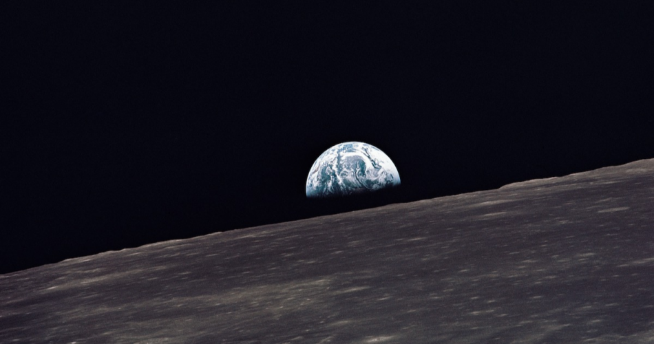 La Terra sorge dietro la Luna