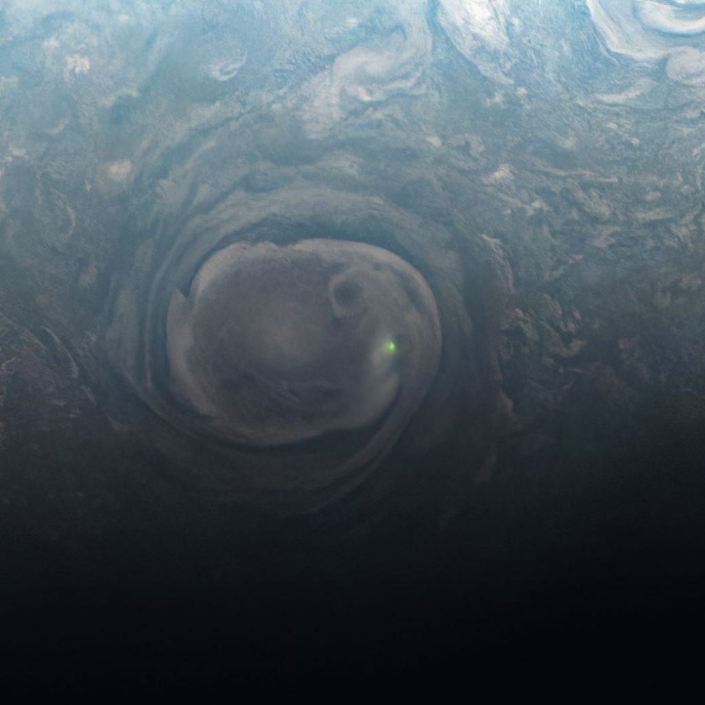 La foto dei fulmini su Giove ripresa dalla sonda Juno della NASA