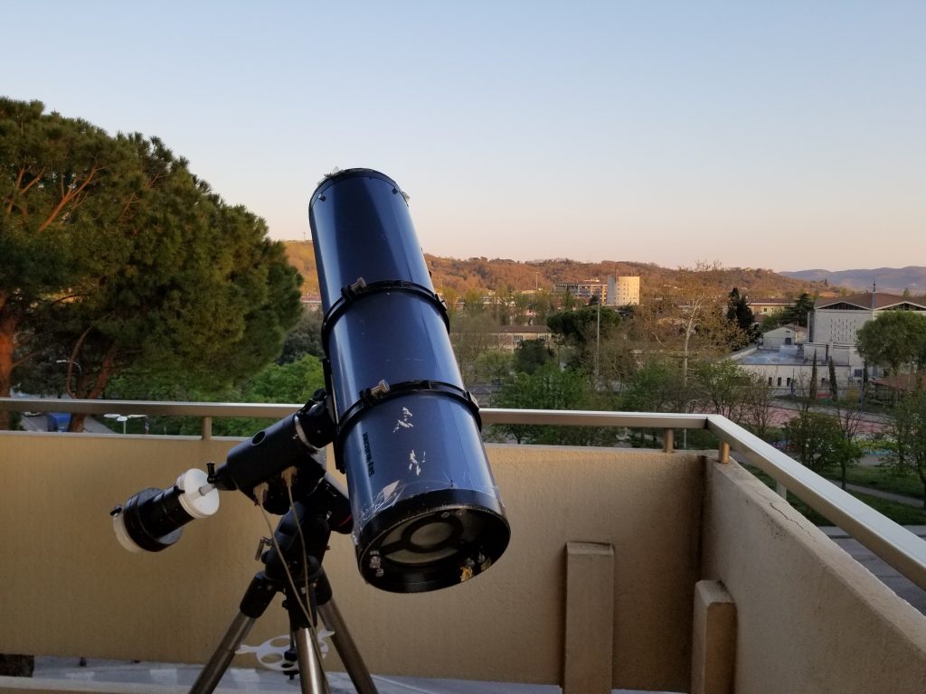Un telescopio Newtoniano da 25 centimetri di diametro su una solida montatura di tipo equatoriale