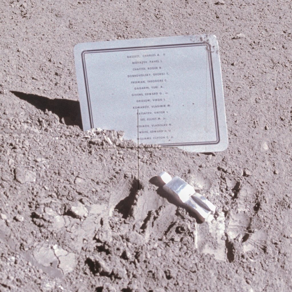 Un astronauta cayó a la luna.