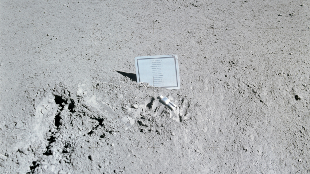 La historia del grabado dejado por el hombre en la luna