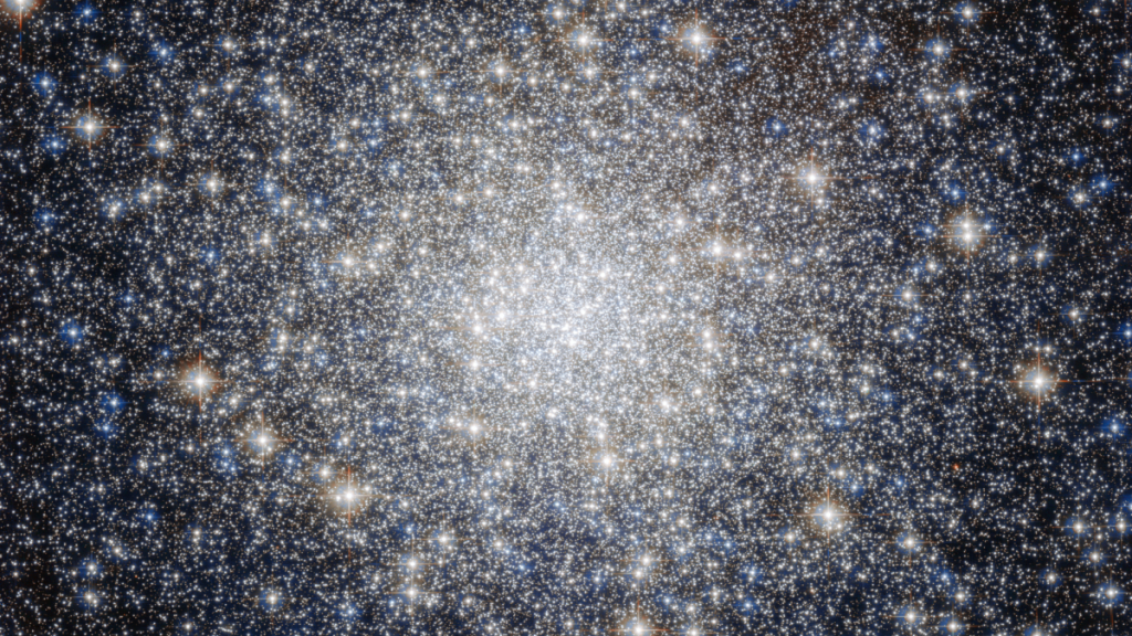 M92 è uno degli ammassi globulari più antichi. Le sue stelle si sono formate tra 12 e 13 miliardi di anni fa