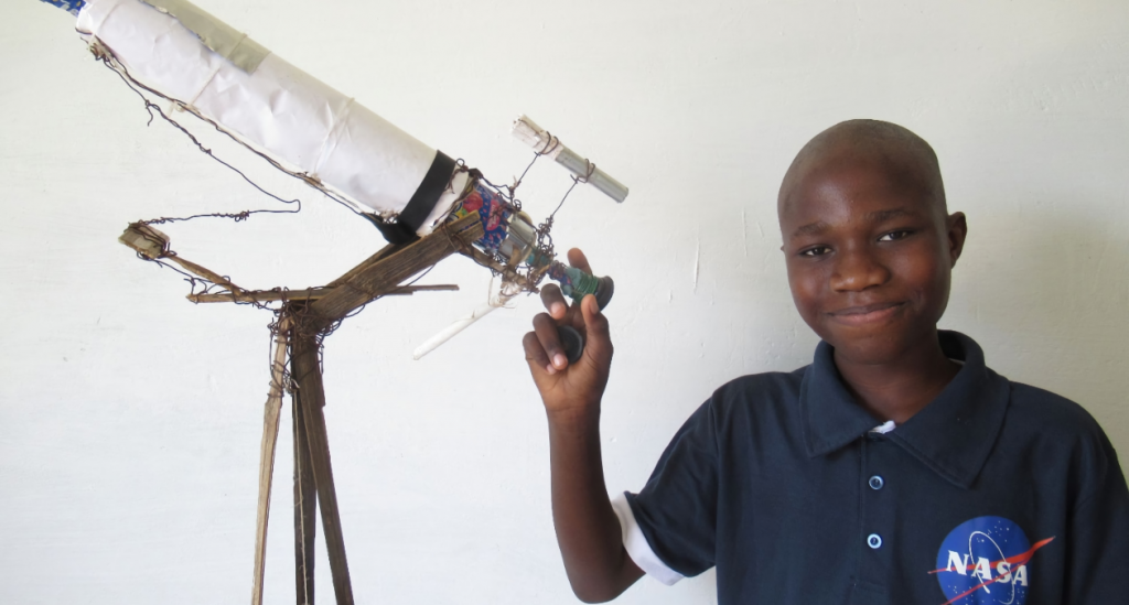 Malick Ndiaye con il suo telescopio