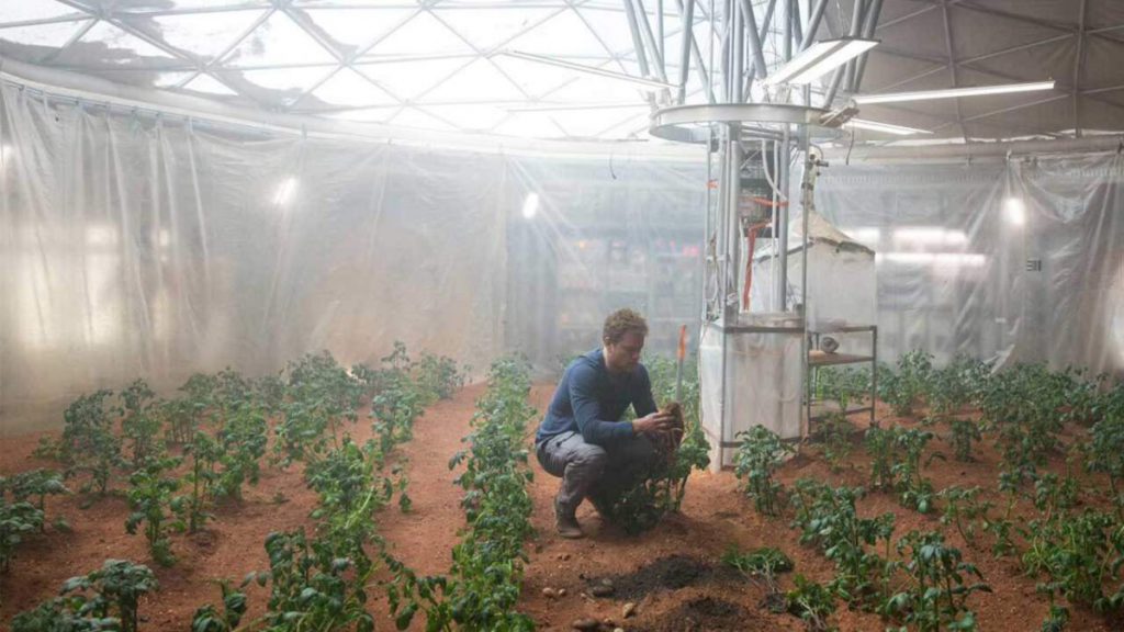 L’attore americano Matt Damon in una scena del film “Sopravvissuto – The Martian”