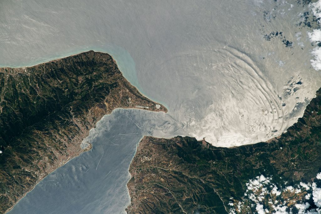 The Strait of Messina taken from space: the photo spread on the Internet
