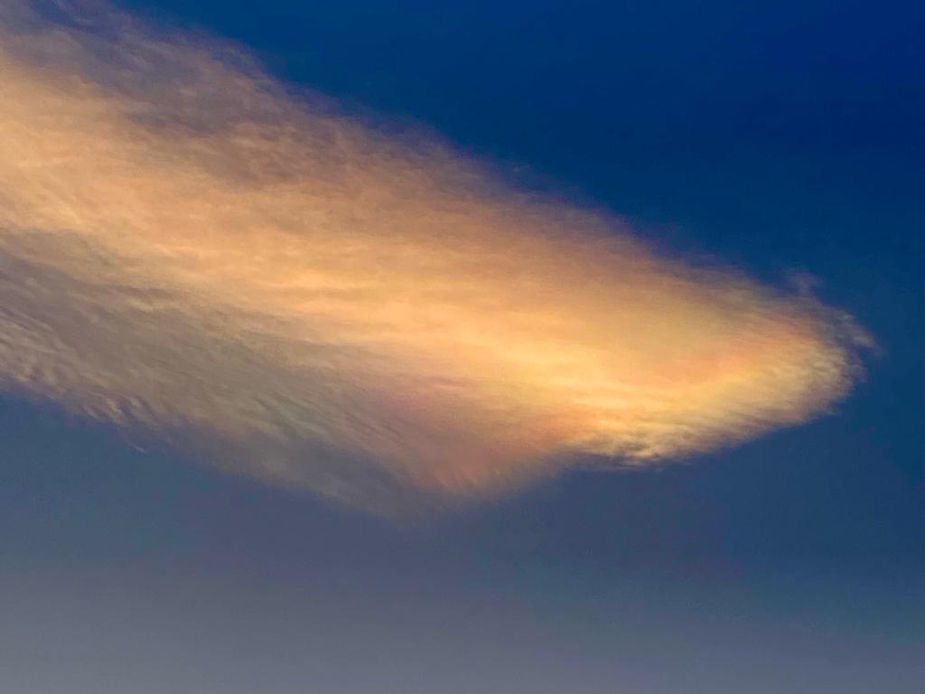 Eccezionali nubi iridescenti molto sature riprese da Monica Trevisani il 22 dicembre 2023. 