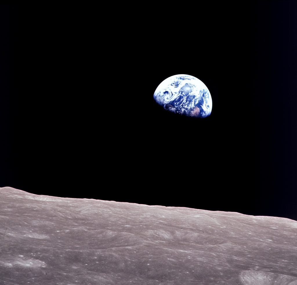 The Earthrise la famosa immagine della Terra sorgente ripresa da William Anders a bordo di Apollo 8. Credito: NASA Natale 1968