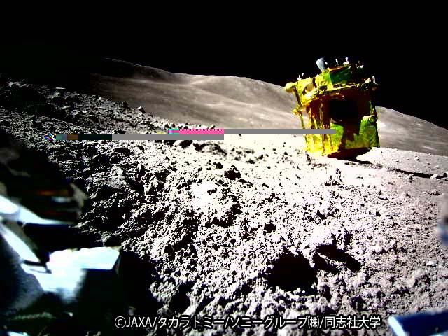 La prima immagine di SLIM allunato a testa in giù ripresa dal rover LEV-1 (SORA-Q). Credito: JAXA