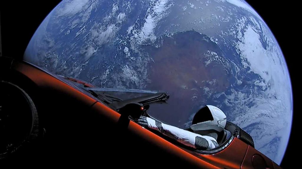 La celebre foto di "Starman" nello spazio con la Terra nello sfondo. Credito. SpaceX di Elon Musk
