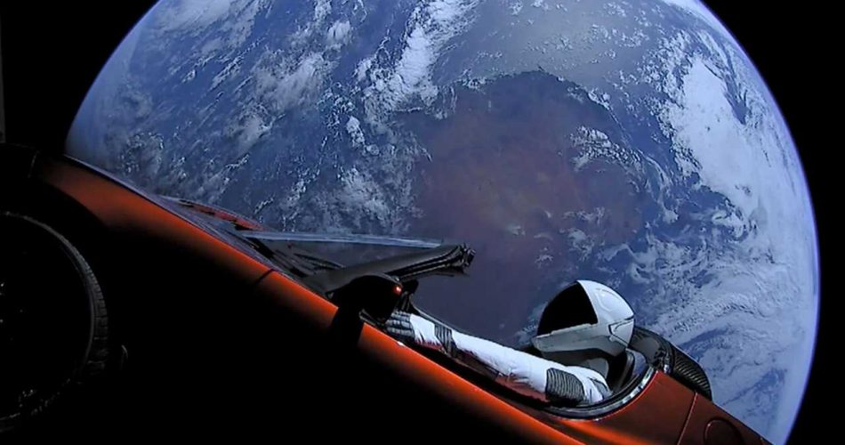 La celebre foto di "Starman" nello spazio con la Terra nello sfondo. Credito. SpaceX