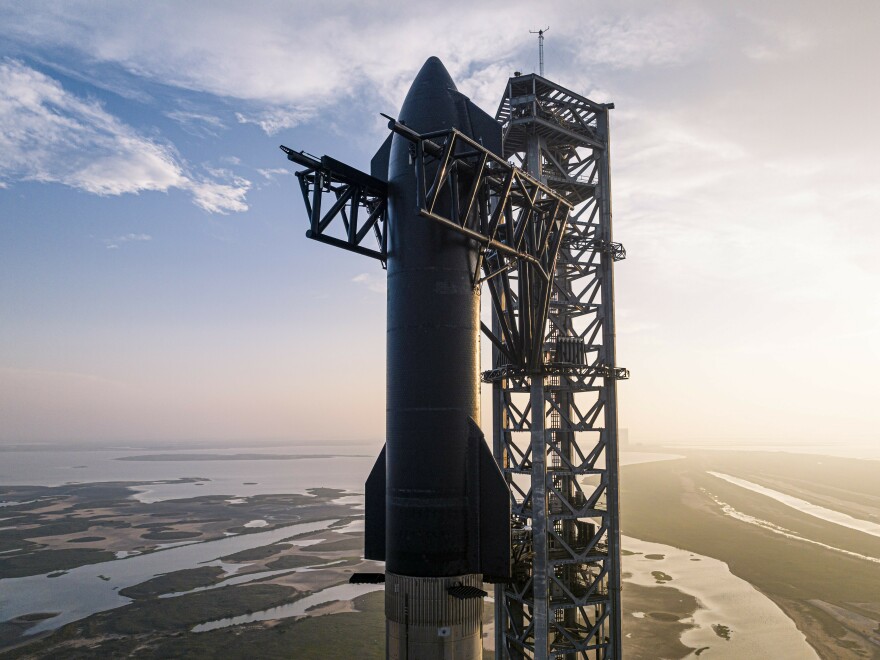 Starship e Superheavy sulla rampa di lancio a Boca Chica. Credito: SpaceX