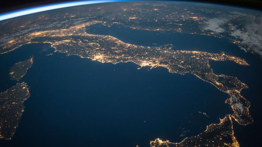 Italy from space: watch the video in unprecedented resolution