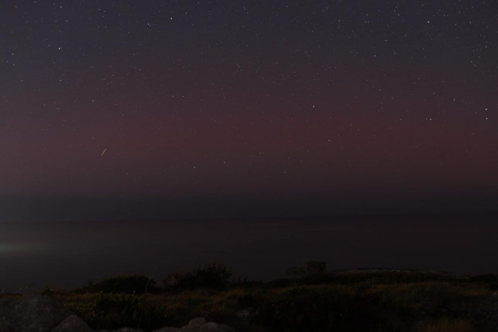 Aurora boreale fotografata pochi minuti fa sul Gargano (1 Gennaio 2025)