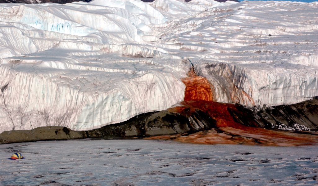 Cascate rosse acqua Antartide