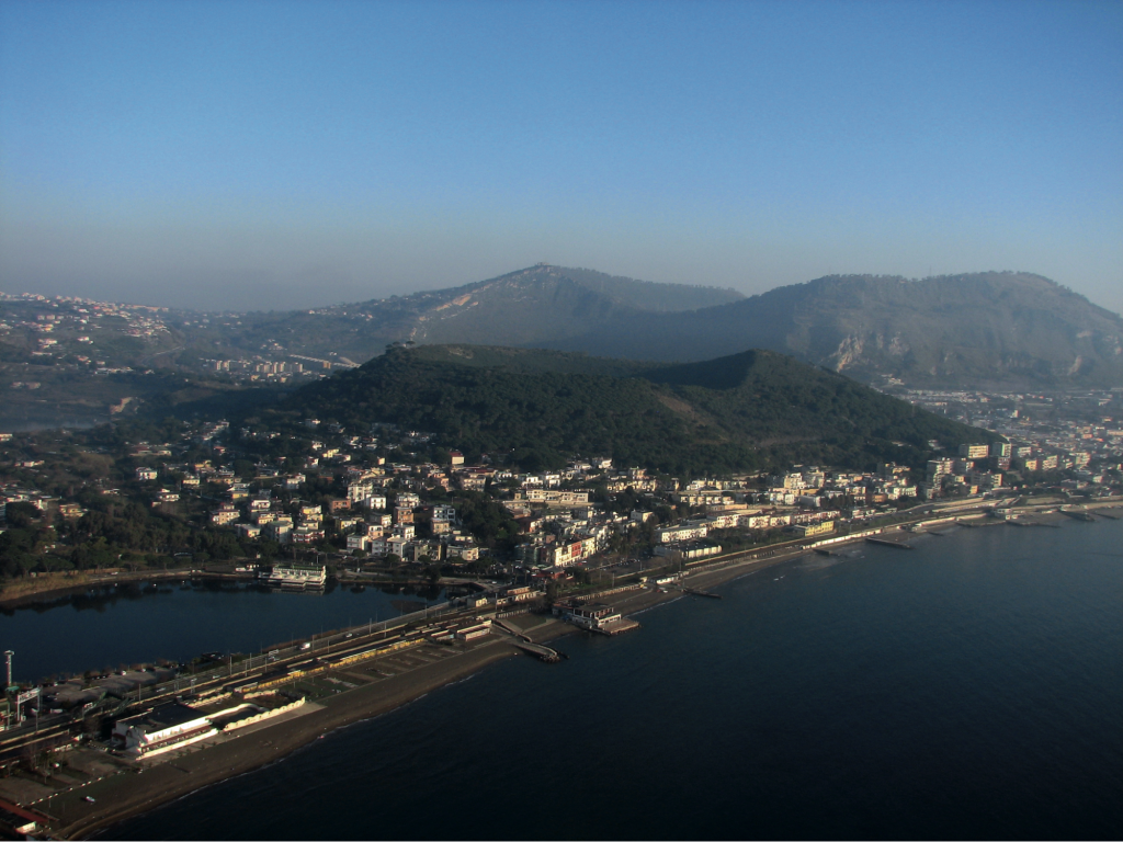 In primo piano il Monte Nuovo, ultimo dei coni vulcanici formatisi all’interno della Caldera dei Campi Flegrei 