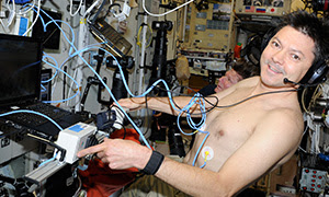 Oleg Artemyev mentre effettua i controlli medici di routine con il Gamma 1M