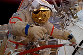 Un cosmonauta all'esterno della ISS indossa la tuta Orlan