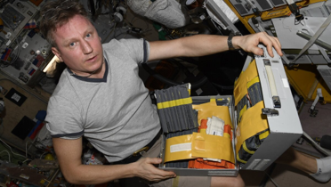 Dmitri Petelin mostra la cassetta con l’attrezzatura diagnostica