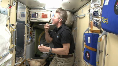 L'astronauta Gennady Padalka si rade sulla ISS