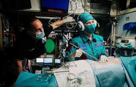 Una scena del film “The Challenge” (вызов) con Julia Peresild nei panni del Chirurgo-cosmonauta ed, a sinistra, il cosmonauta Anton Shkaplerov