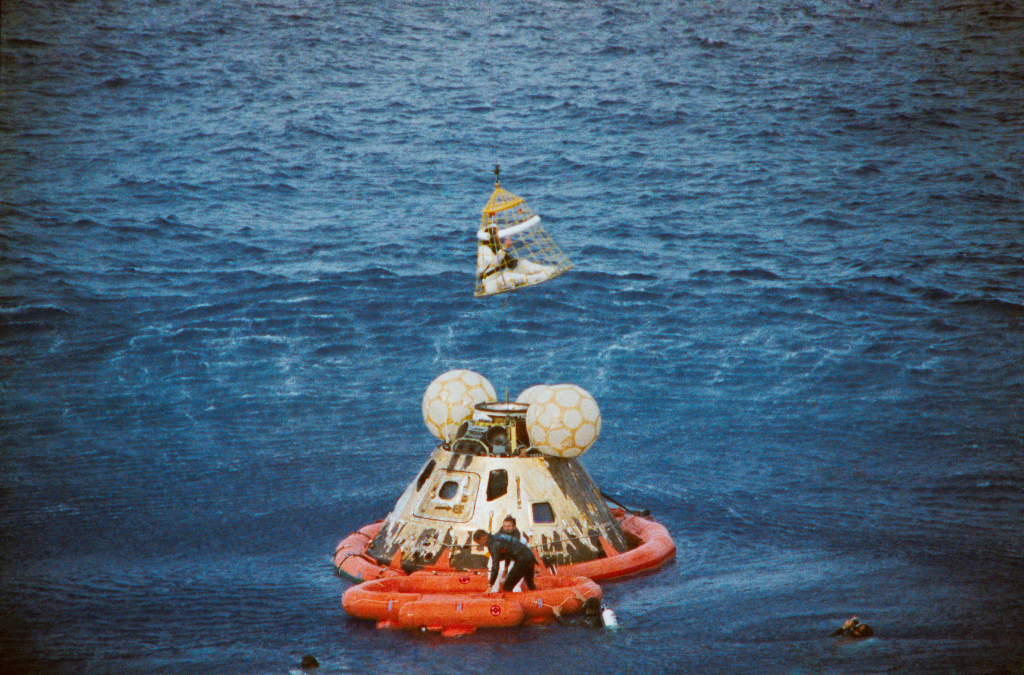 L’equipaggio di Apollo 13 recuperato dopo lo splashdown. Crediti: NASA gallery — Crew Recovery After Splashdown April 17, 1970