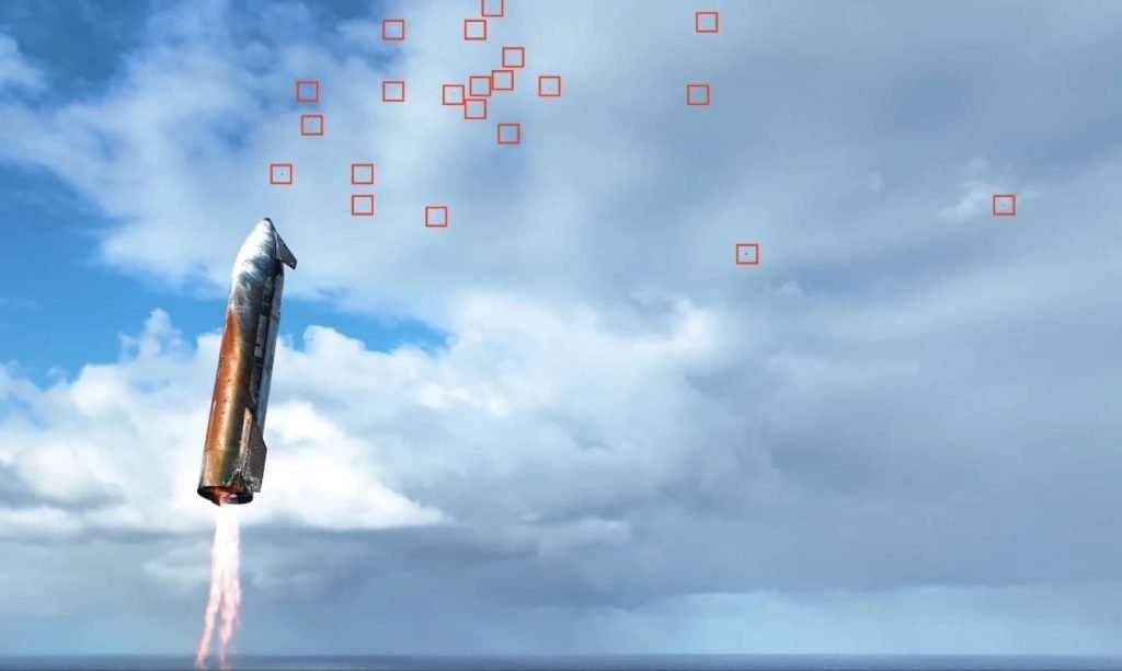 Ila Starship durante l'ammaraggio nel test IFT-10. Notare le piastrelle che si sono staccate evidenziate nei riquadri ed il colore arancione dovuto allo strato interno ablativo.