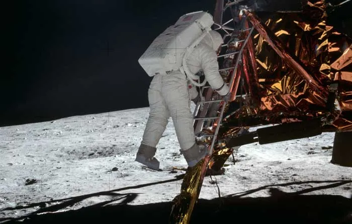 La celebre immagine di Buzz Aldrin che scende la scaletta del LEM di Apollo-11, ripresa da Neil Armstron sulla superficie lunare. La"stagnola dorata" è Kapton. Credito: NASA