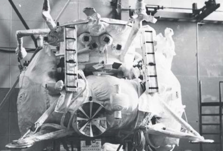 Il Lunokhod-1 prima del lancio, "imbottito" nel rivestimento termico protettivo EVTI. Credito: Roscosmos