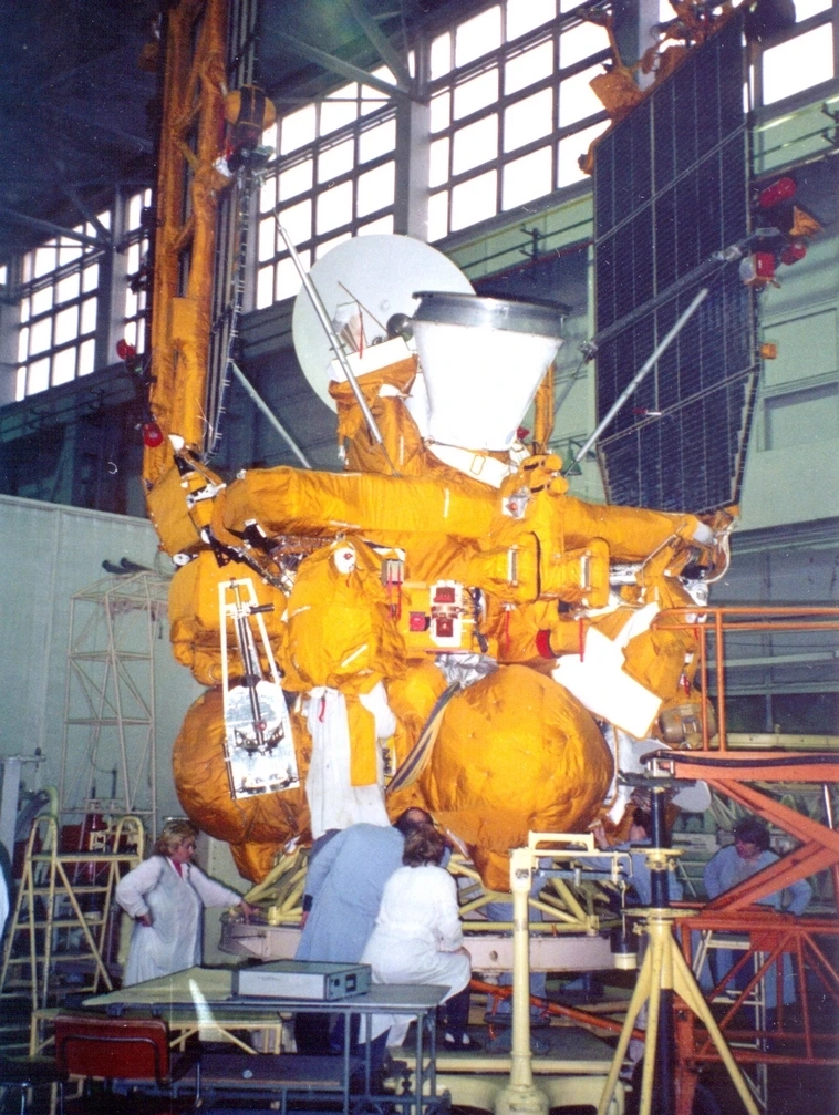 La sonda "Mars-96" prima del lancio avvolta nell'EVTI, stavolta di colore arancione. Credito: Roscosmos