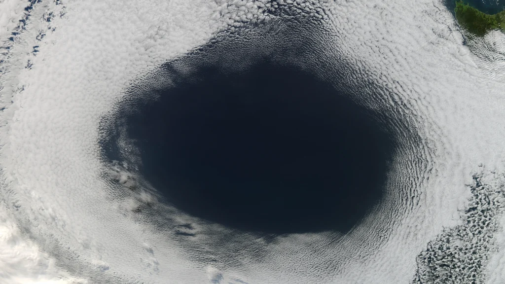 Oceano Pacifico buco nero Google Earth