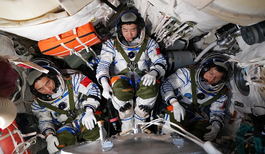 L’equipaggio della Shenzhou 20 durante i test a terra. Che Zhongrui (a sinistra), Chen Dong e Wang Jie. Credito:Cnsa