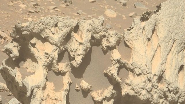 C'è un intruso su Marte: Perseverance fotografa un oggetto che "non dovrebbe essere lì"