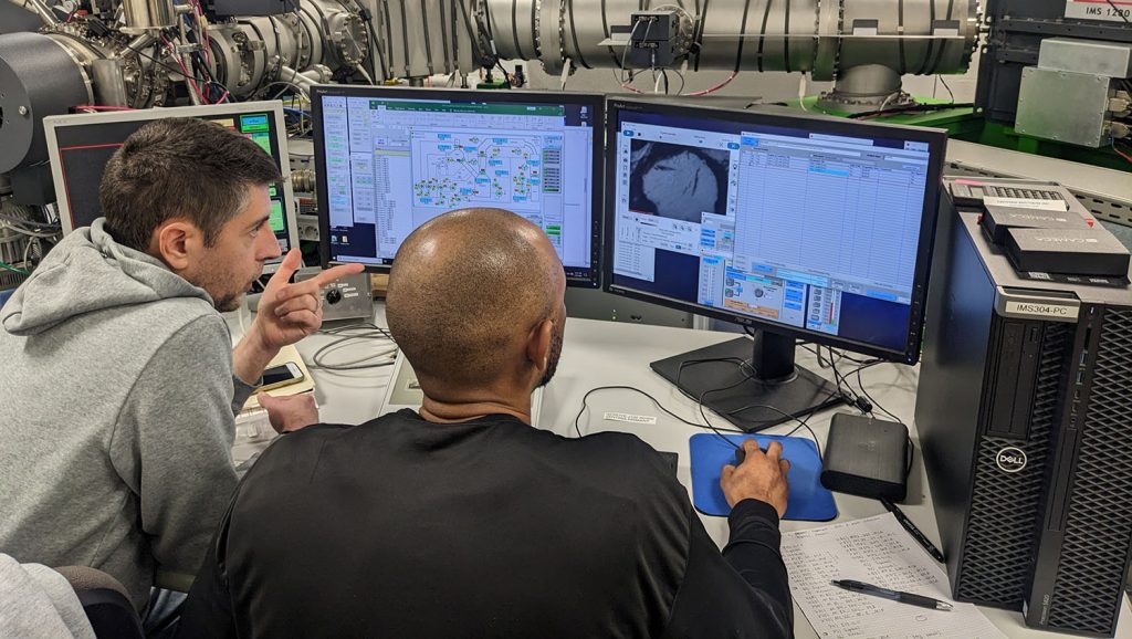 Dottin e il coautore Brian Monteleone mentre analizzano i dati della spettrometria di massa a ioni secondari dei campioni di Luna di Apollo 17.
